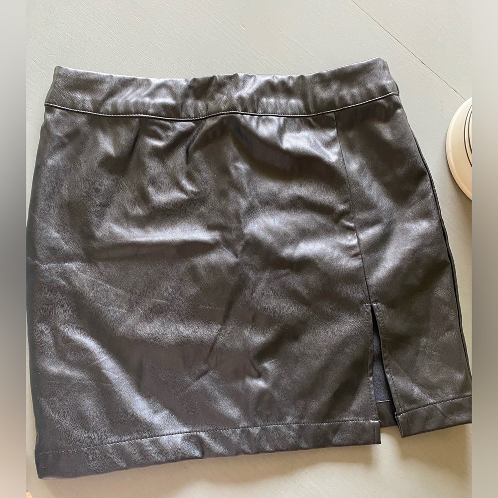NEW Small faux leather zip up slit mini skirt
